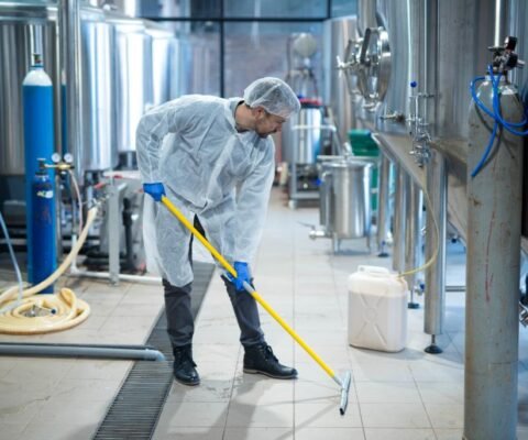 professional-industrial-cleaner-protective-uniform-cleaning-floor-food-processing-plant (1)